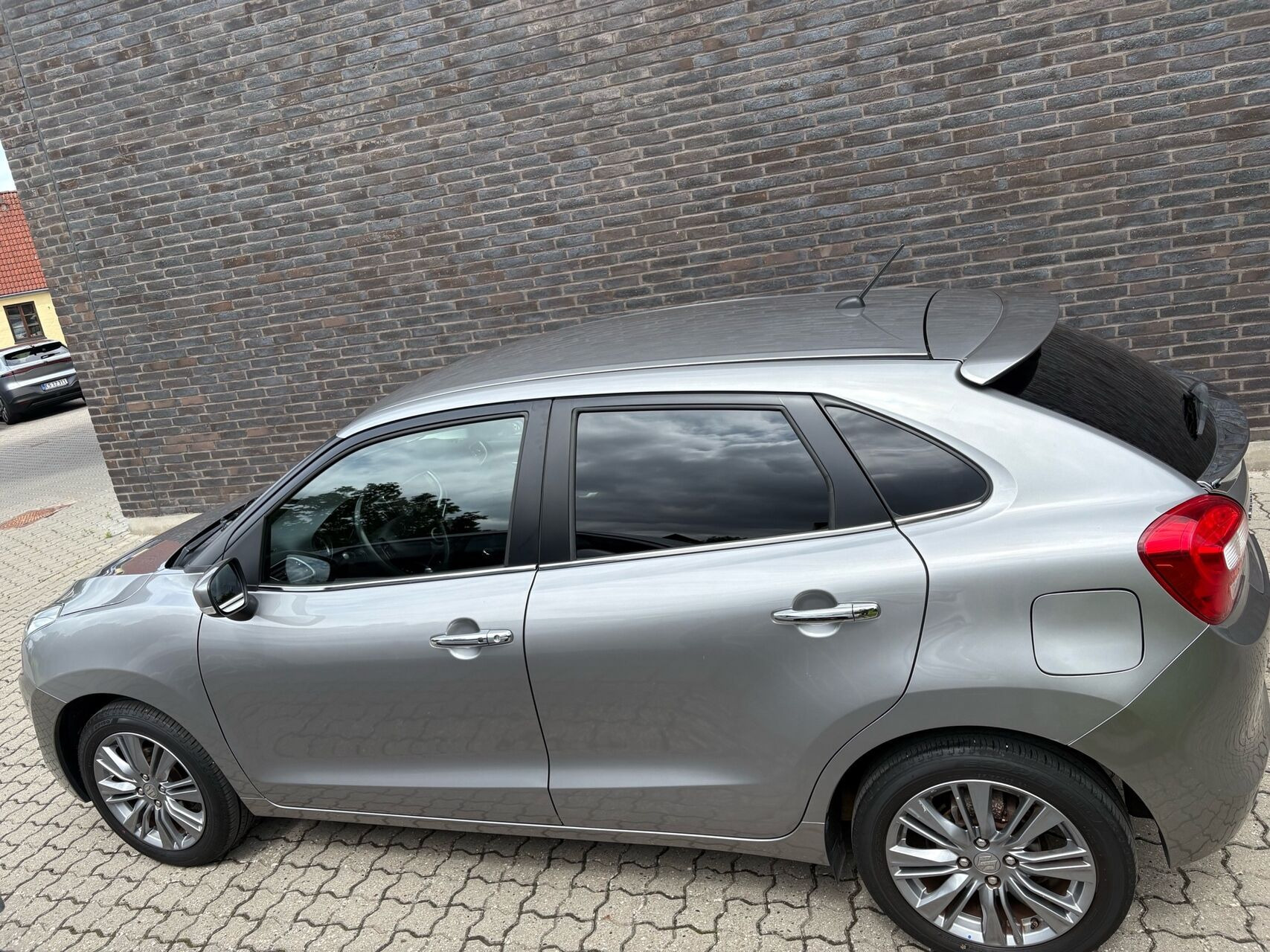 Grå Suzuki Baleno fra 2020
