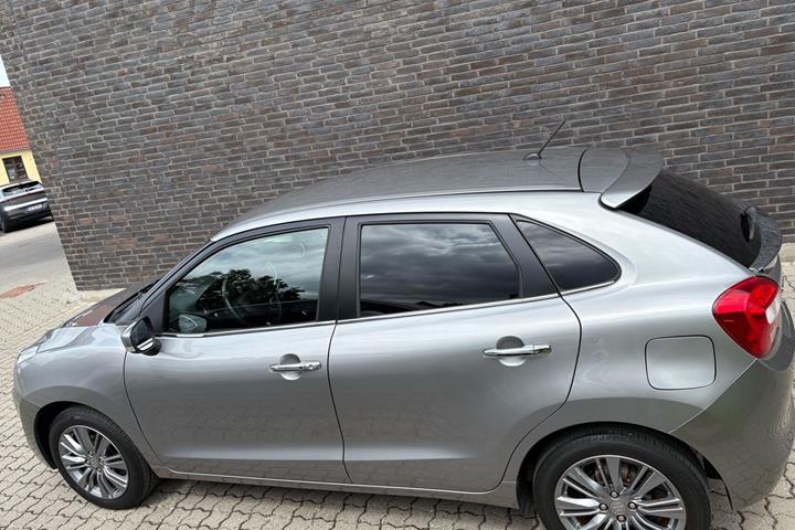 Grå Suzuki Baleno fra 2020