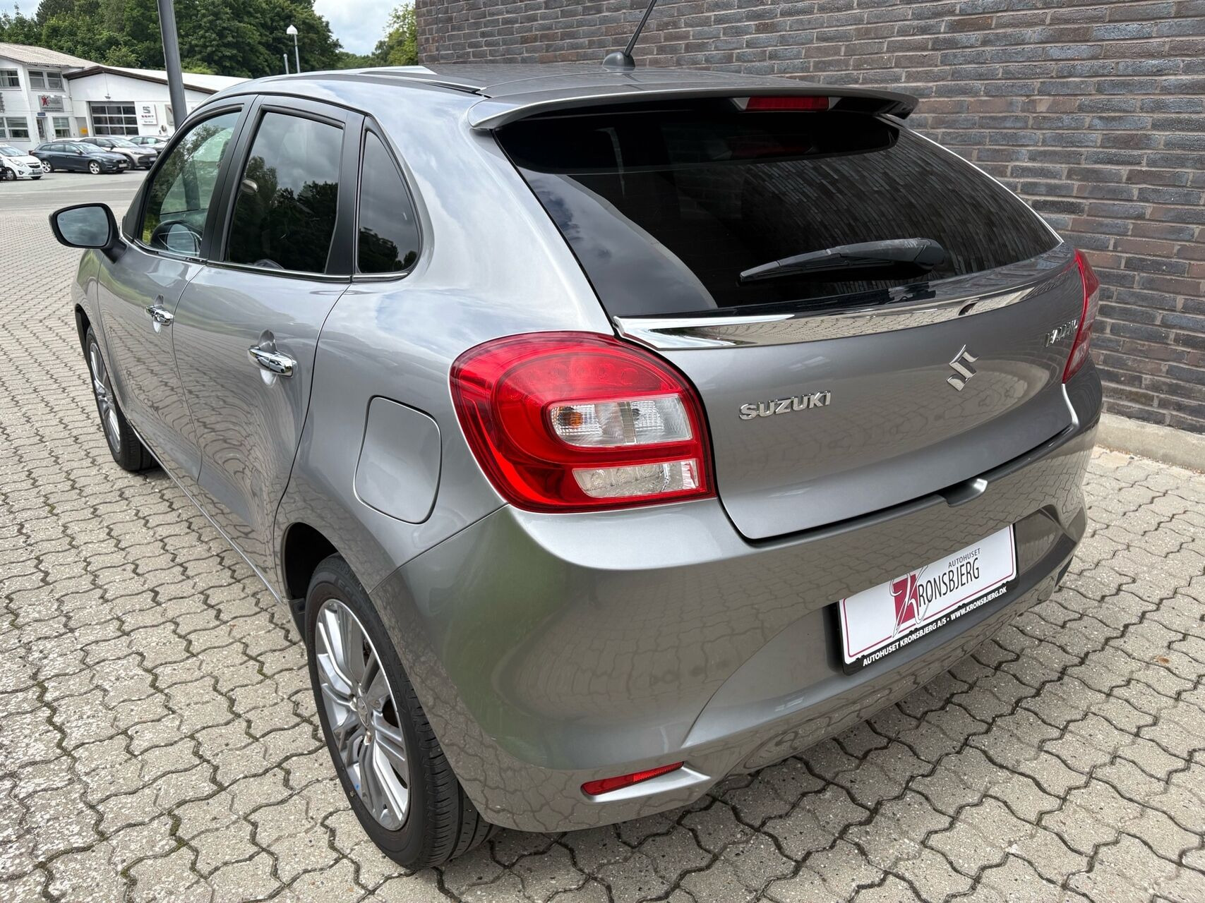 Grå Suzuki Baleno fra 2020