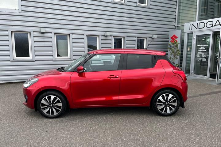 Rød Suzuki Swift fra 2017