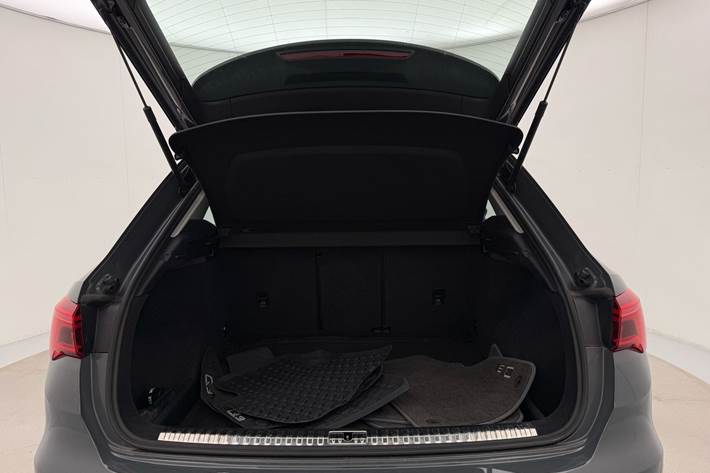 Grå Audi Q3 fra 2019