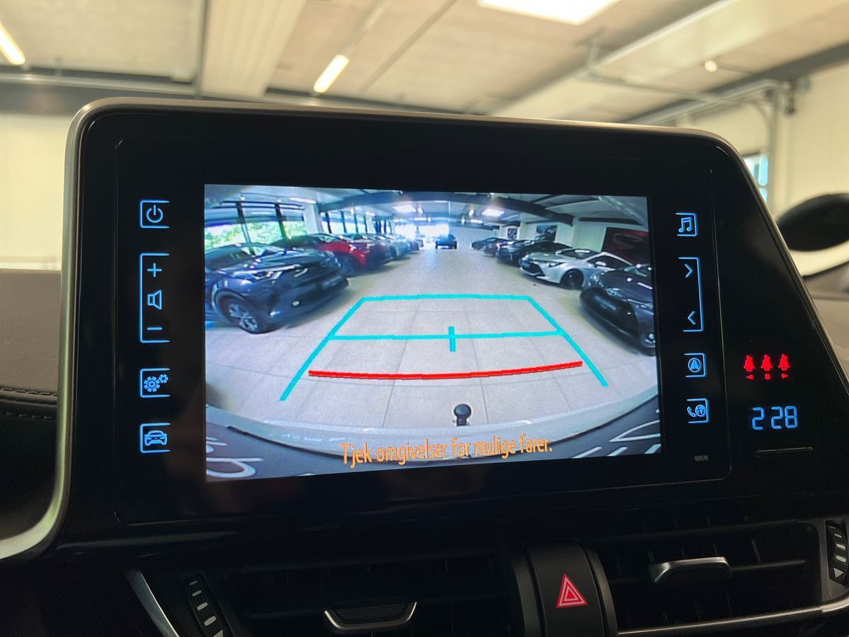 Hvid Toyota C-HR fra 2019