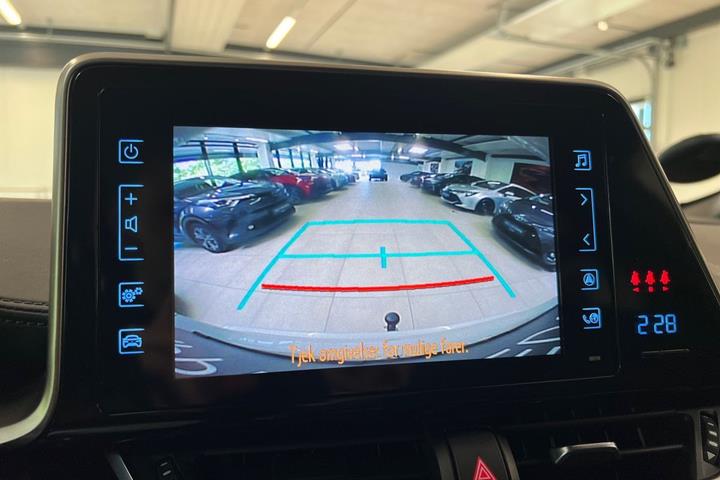 Hvid Toyota C-HR fra 2019