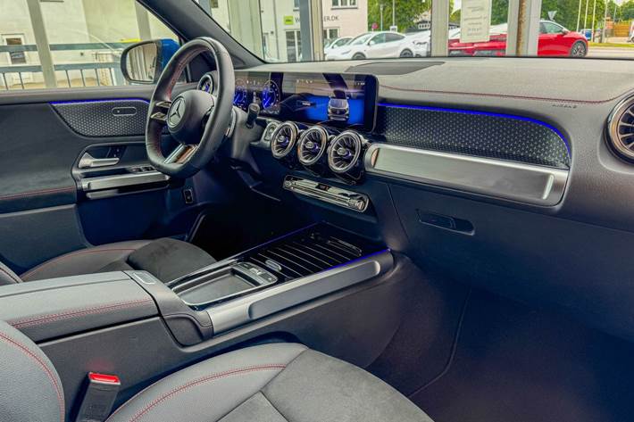Blå Mercedes EQB 250+ fra 2025