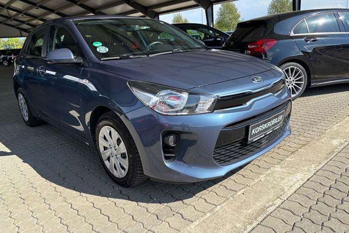 Blå Kia Rio fra 2018 set udefra