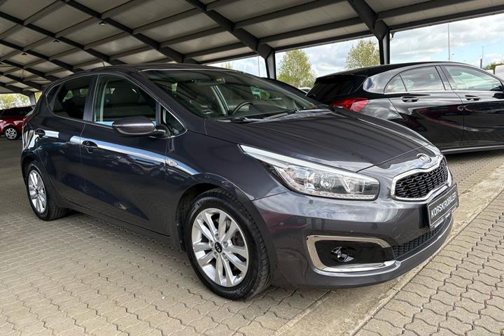 Grå Kia Ceed fra 2016 set udefra