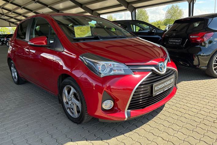 Rød Toyota Yaris fra 2016 set udefra