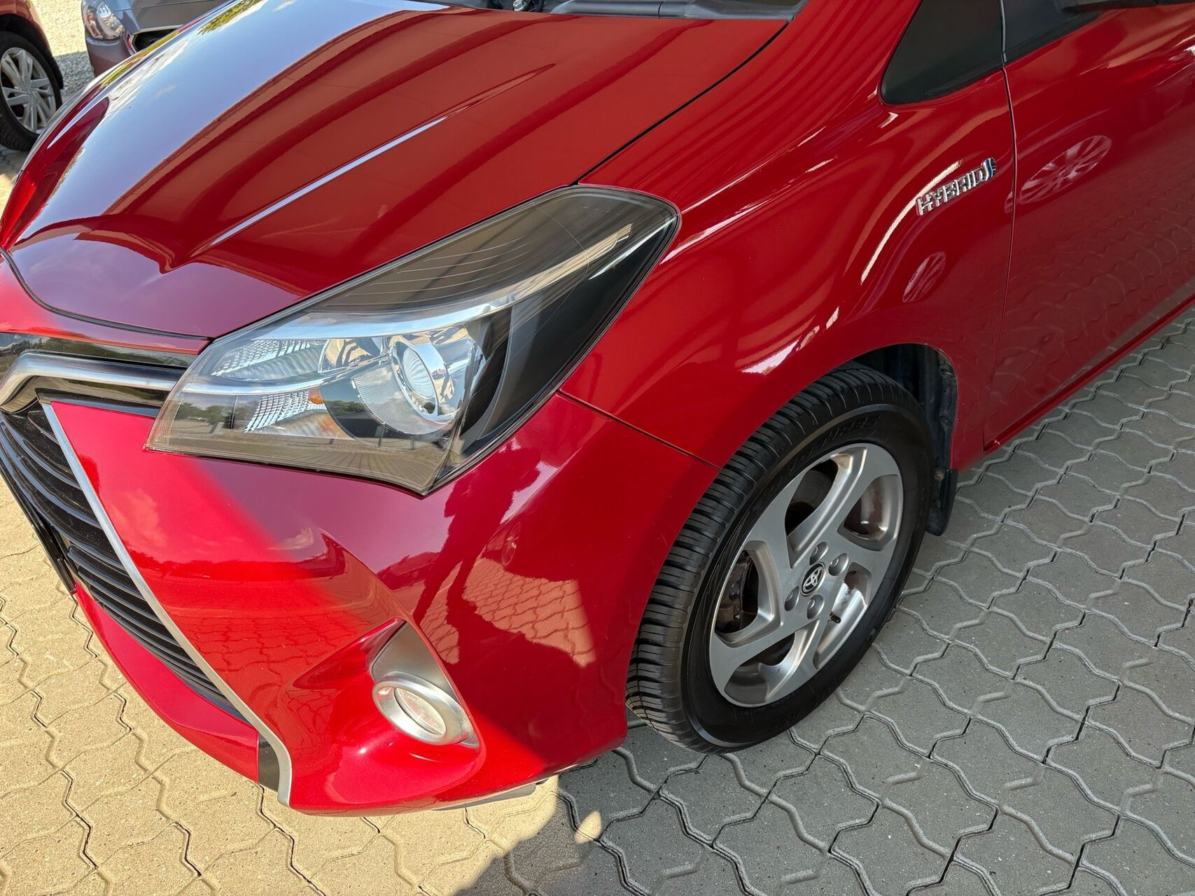 Rød Toyota Yaris fra 2016