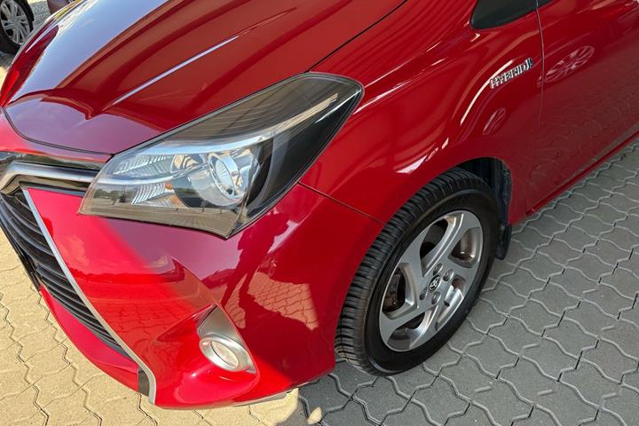 Rød Toyota Yaris fra 2016