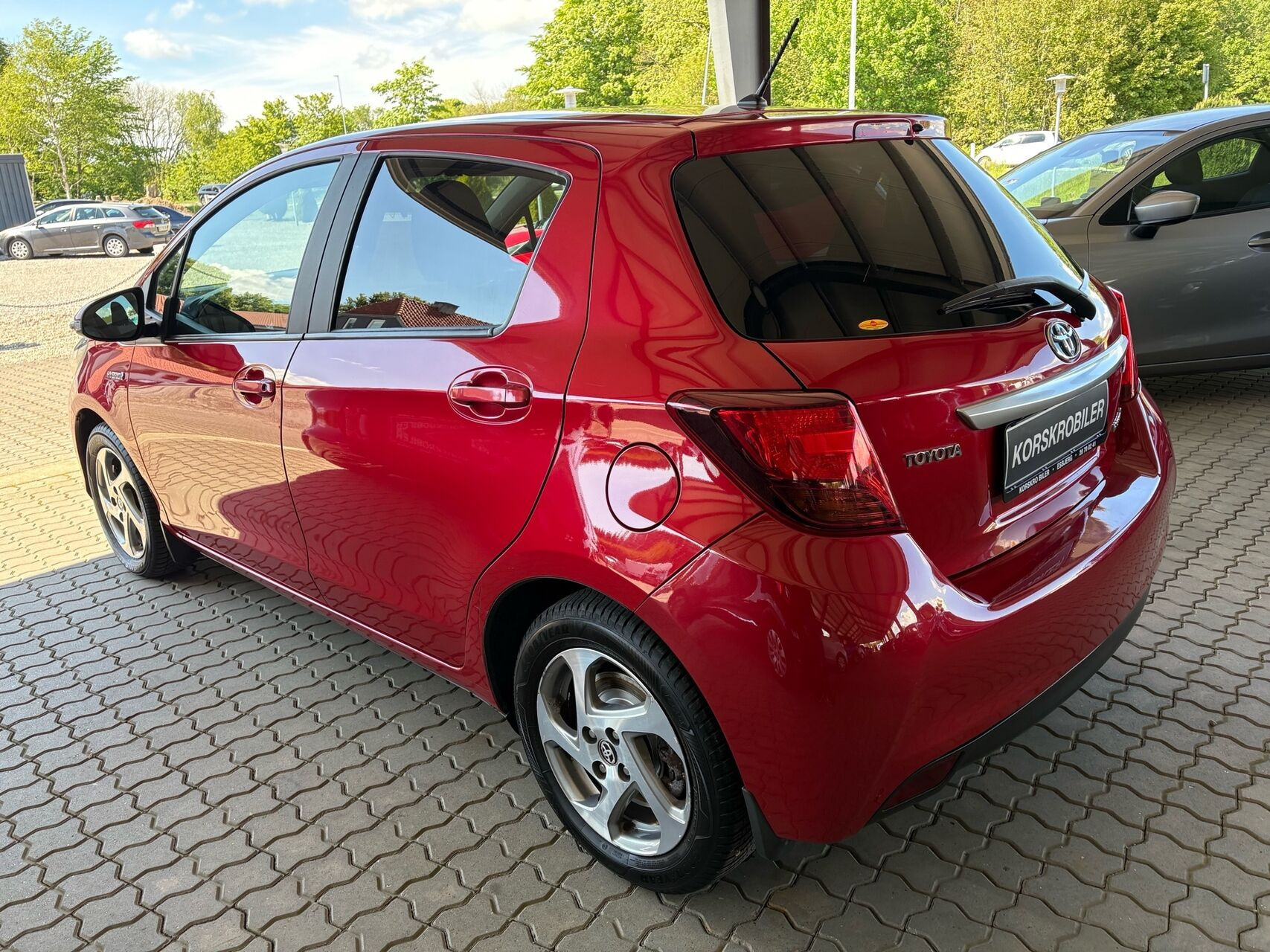 Rød Toyota Yaris fra 2016