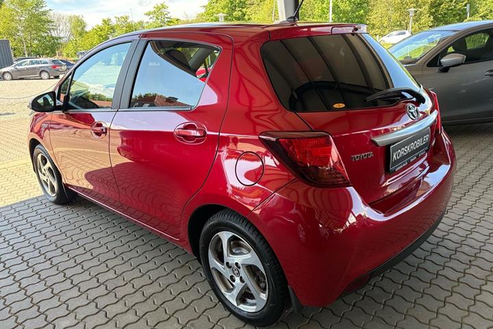Rød Toyota Yaris fra 2016