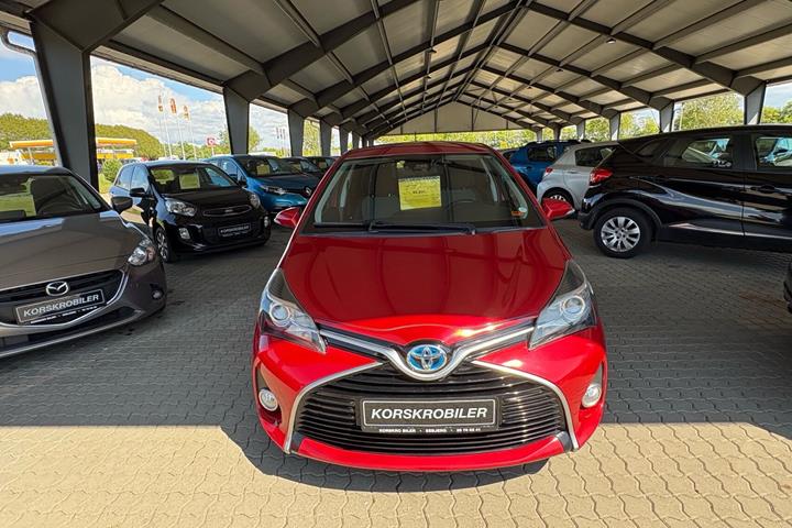 Rød Toyota Yaris fra 2016