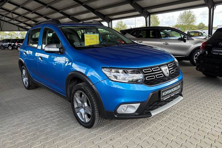 Blå Dacia Sandero fra 2018 set udefra