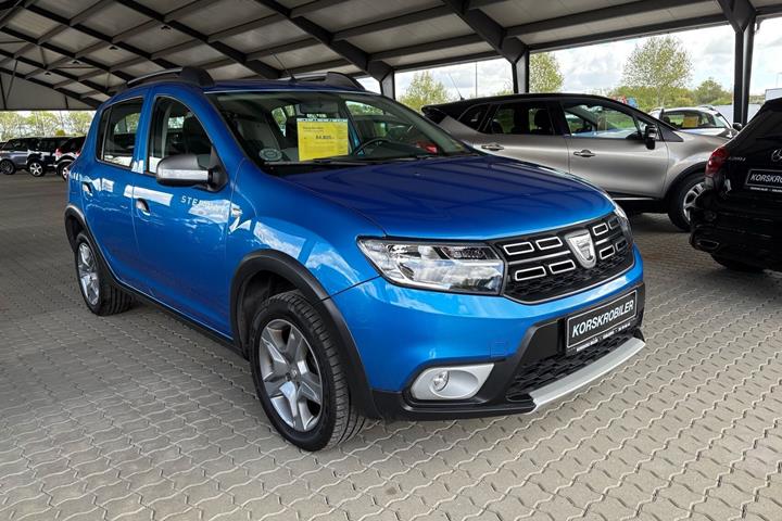 Blå Dacia Sandero fra 2018 set udefra