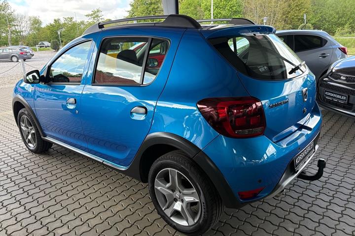 Blå Dacia Sandero fra 2018