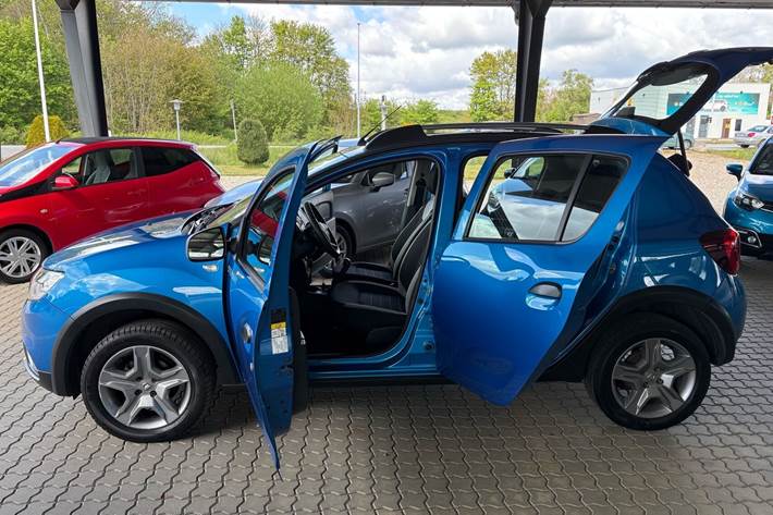 Blå Dacia Sandero fra 2018