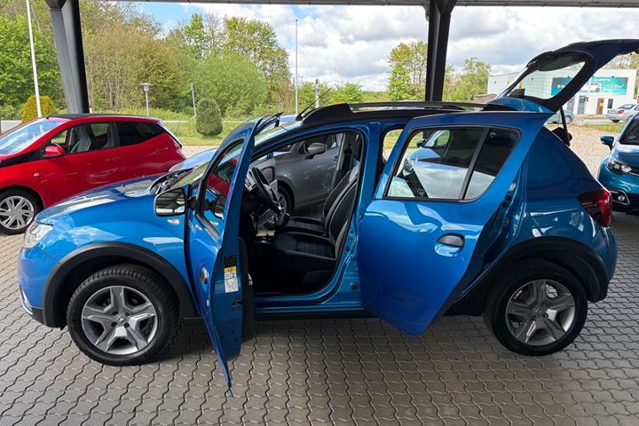 Blå Dacia Sandero fra 2018