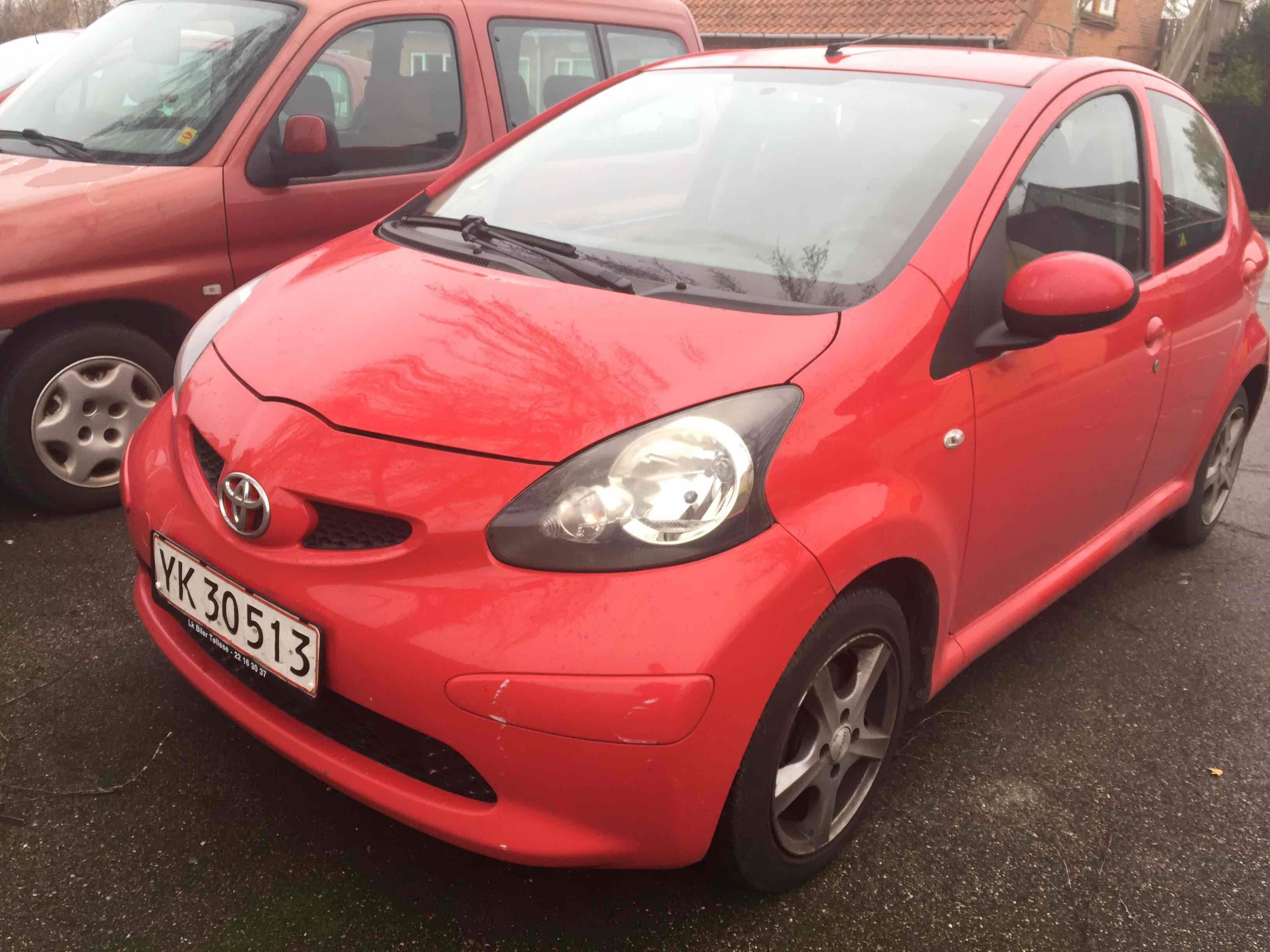 Rød Toyota Aygo fra 2006