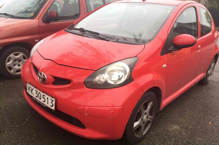 Rød Toyota Aygo fra 2006