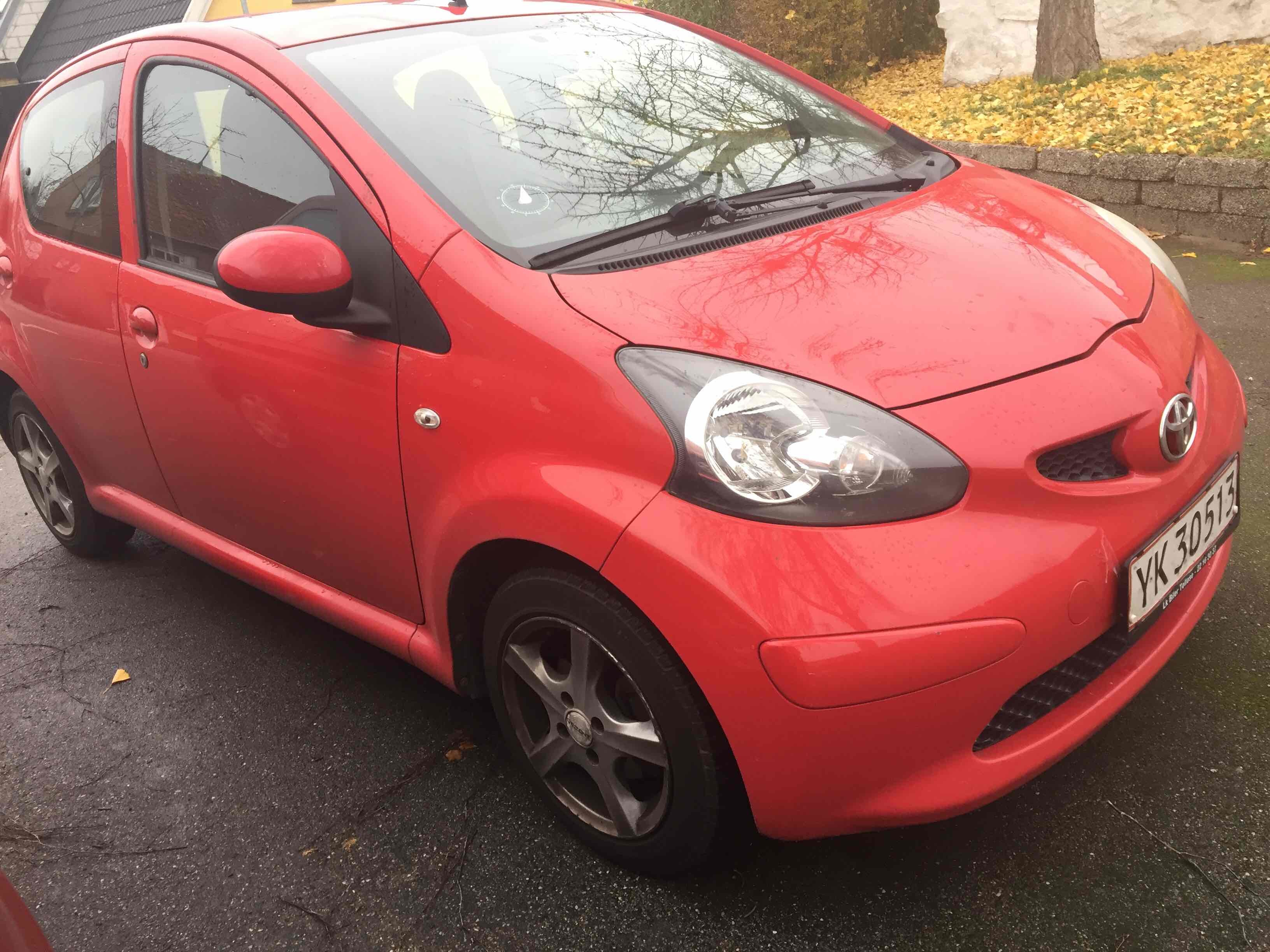 Rød Toyota Aygo fra 2006