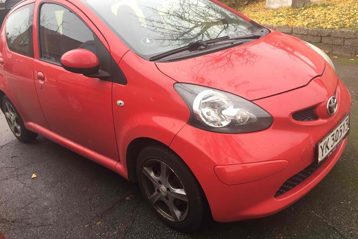 Rød Toyota Aygo fra 2006