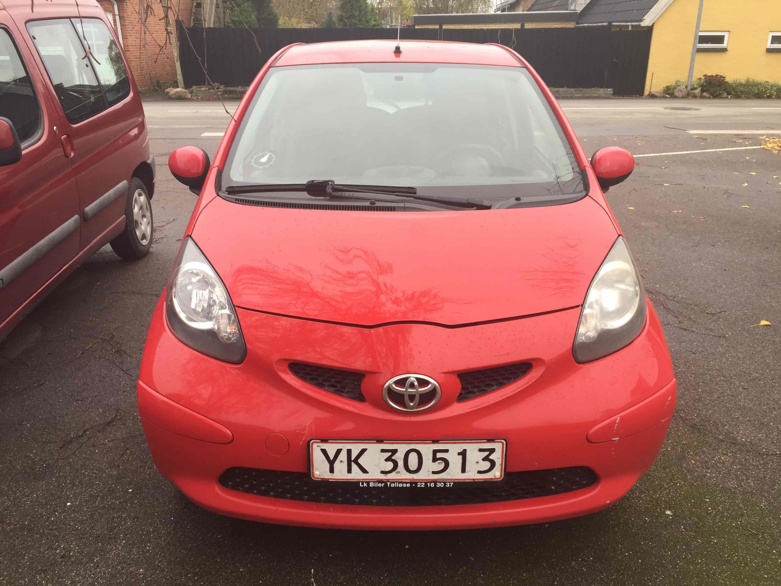 Rød Toyota Aygo fra 2006