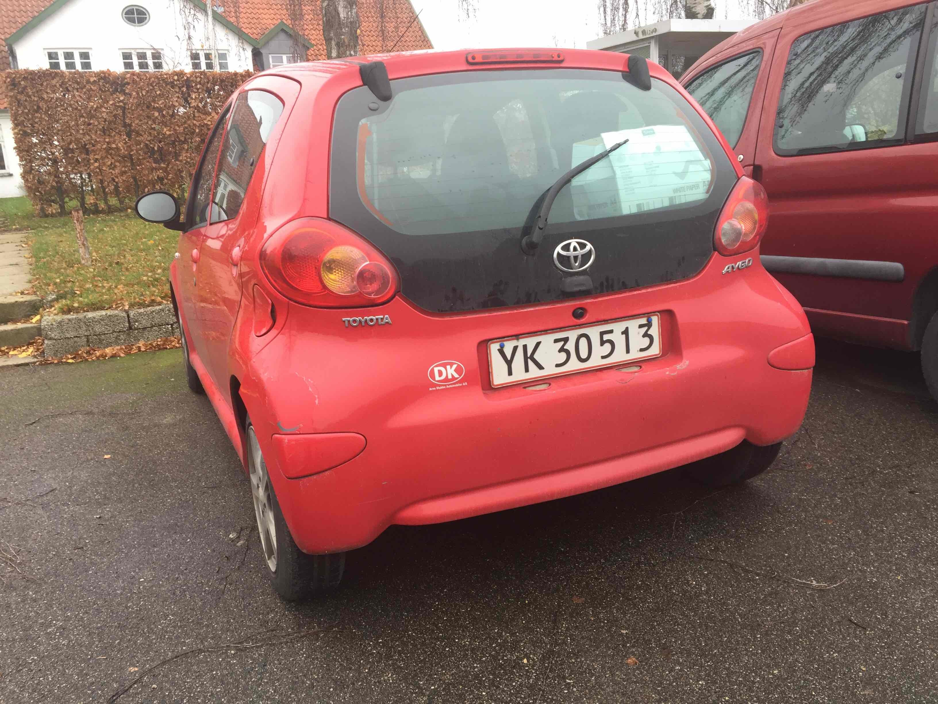 Rød Toyota Aygo fra 2006