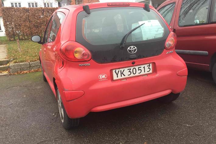 Rød Toyota Aygo fra 2006