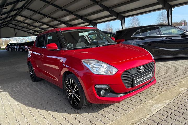 Rød Suzuki Swift fra 2018 set udefra