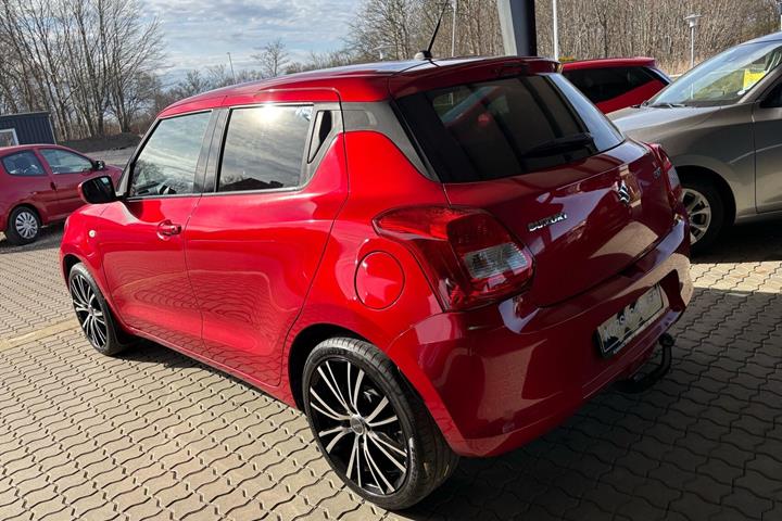 Rød Suzuki Swift fra 2018