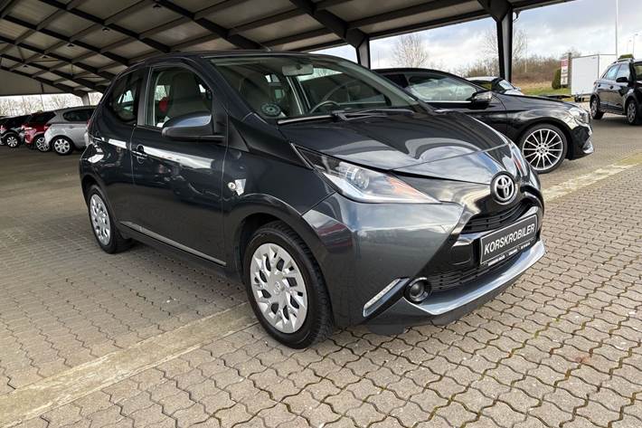 Grå Toyota Aygo fra 2015