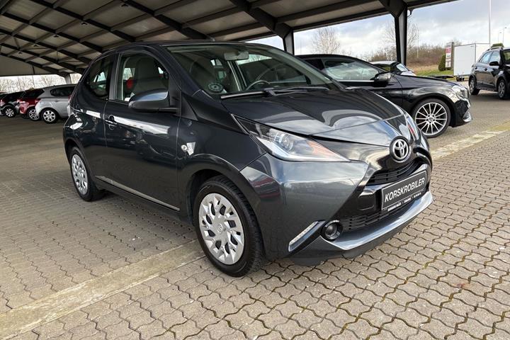 Grå Toyota Aygo fra 2015 set udefra