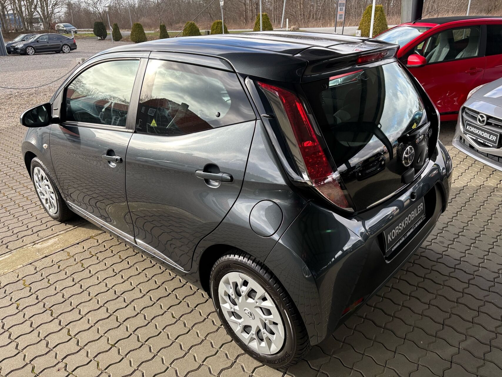 Grå Toyota Aygo fra 2015