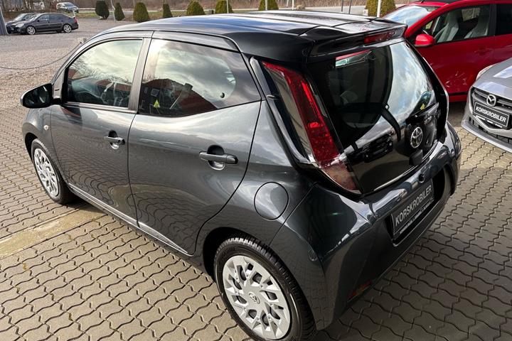Grå Toyota Aygo fra 2015