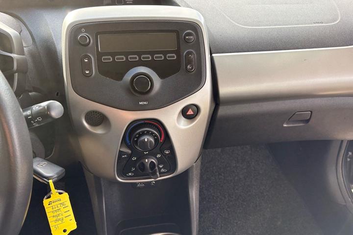 Grå Toyota Aygo fra 2015
