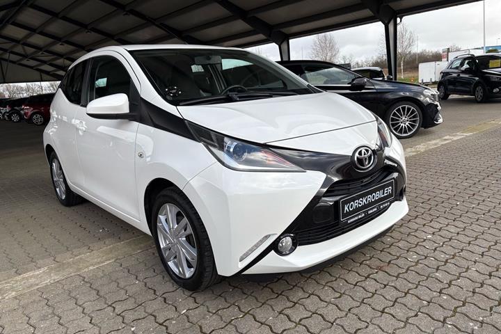 Hvid Toyota Aygo fra 2014 set udefra