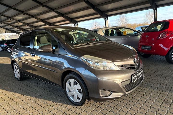 Grå Toyota Yaris fra 2012 set udefra