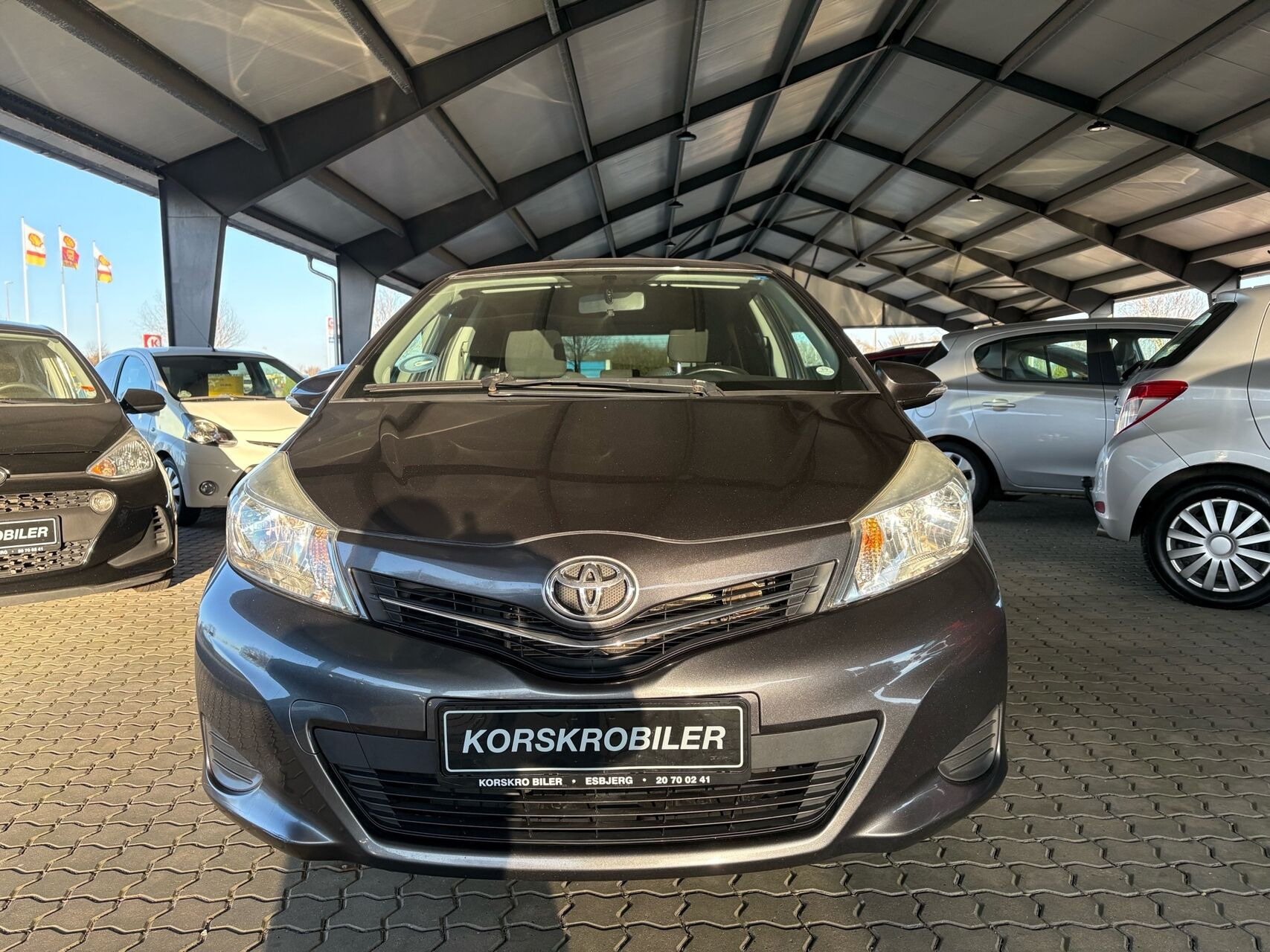 Grå Toyota Yaris fra 2012