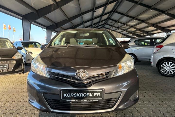 Grå Toyota Yaris fra 2012
