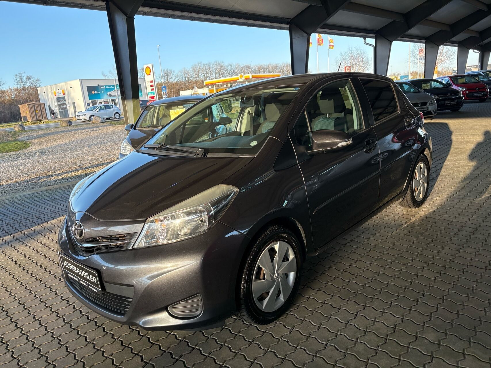 Grå Toyota Yaris fra 2012