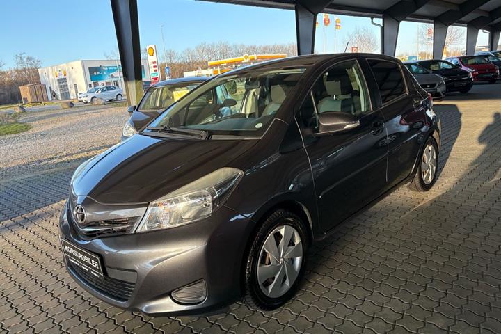 Grå Toyota Yaris fra 2012