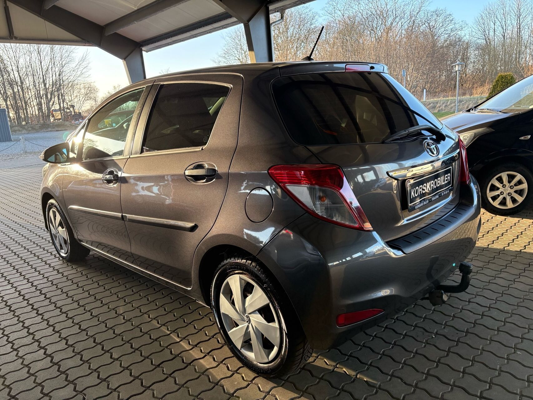 Grå Toyota Yaris fra 2012