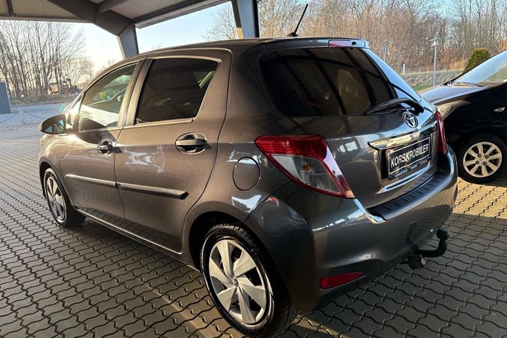Grå Toyota Yaris fra 2012