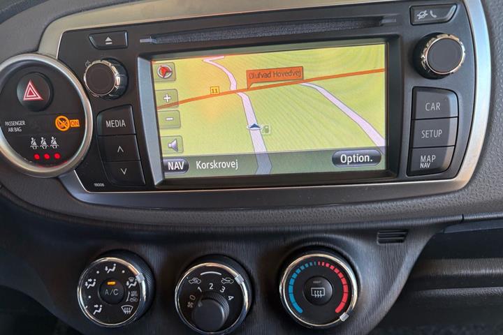 Grå Toyota Yaris fra 2012