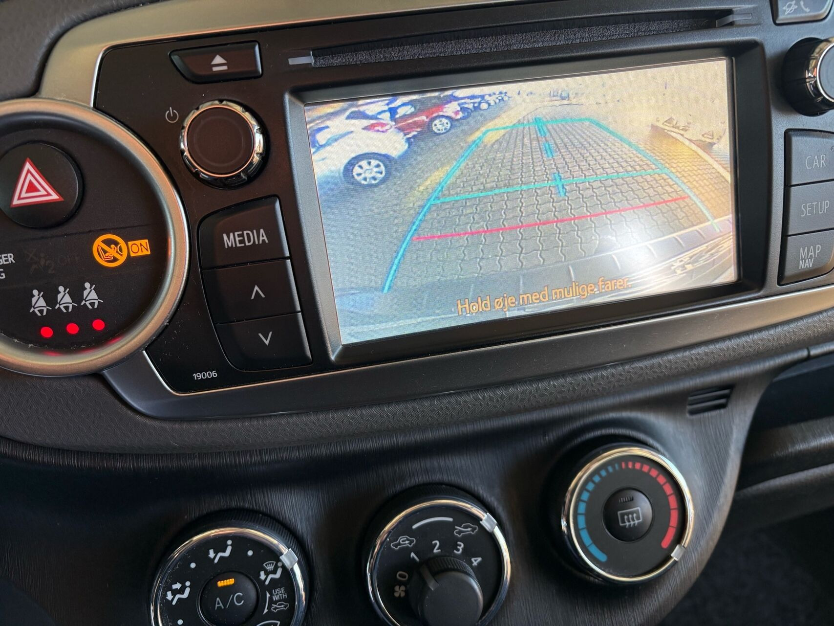 Grå Toyota Yaris fra 2012
