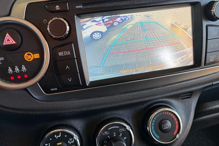 Grå Toyota Yaris fra 2012