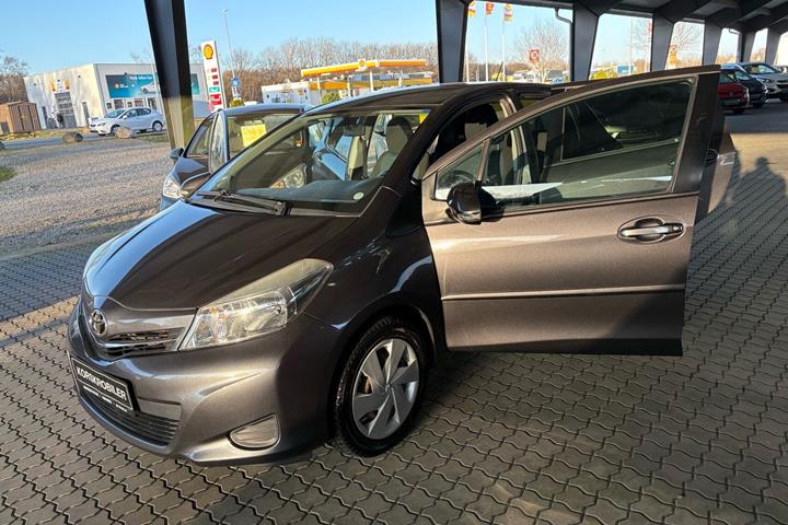 Grå Toyota Yaris fra 2012