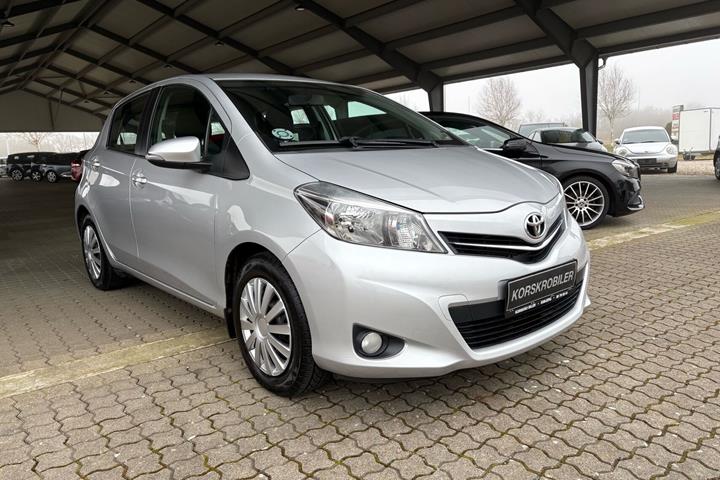 Sølv Toyota Yaris fra 2012 set udefra