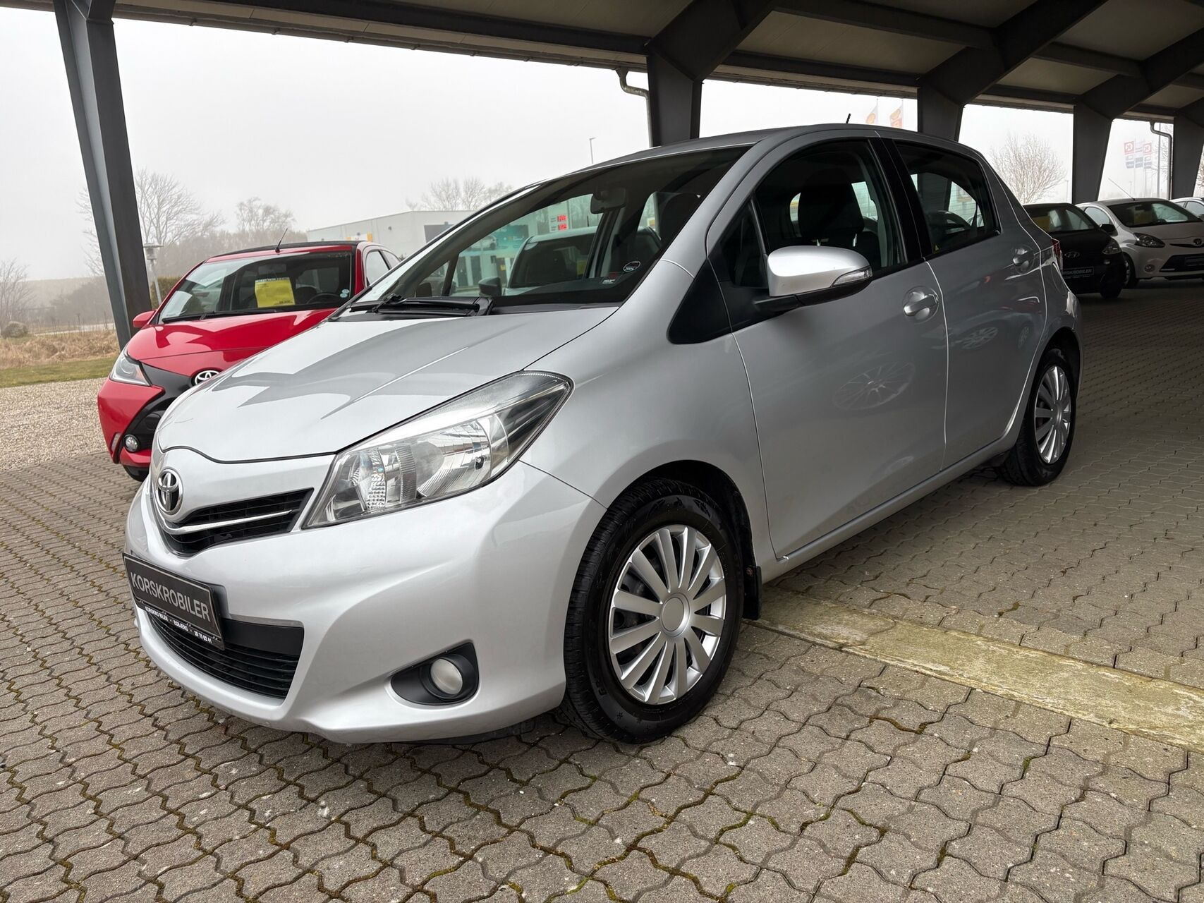 Sølv Toyota Yaris fra 2012