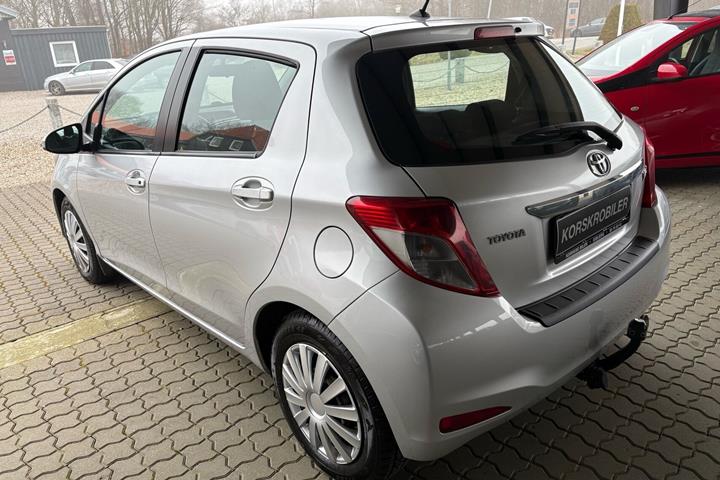 Sølv Toyota Yaris fra 2012